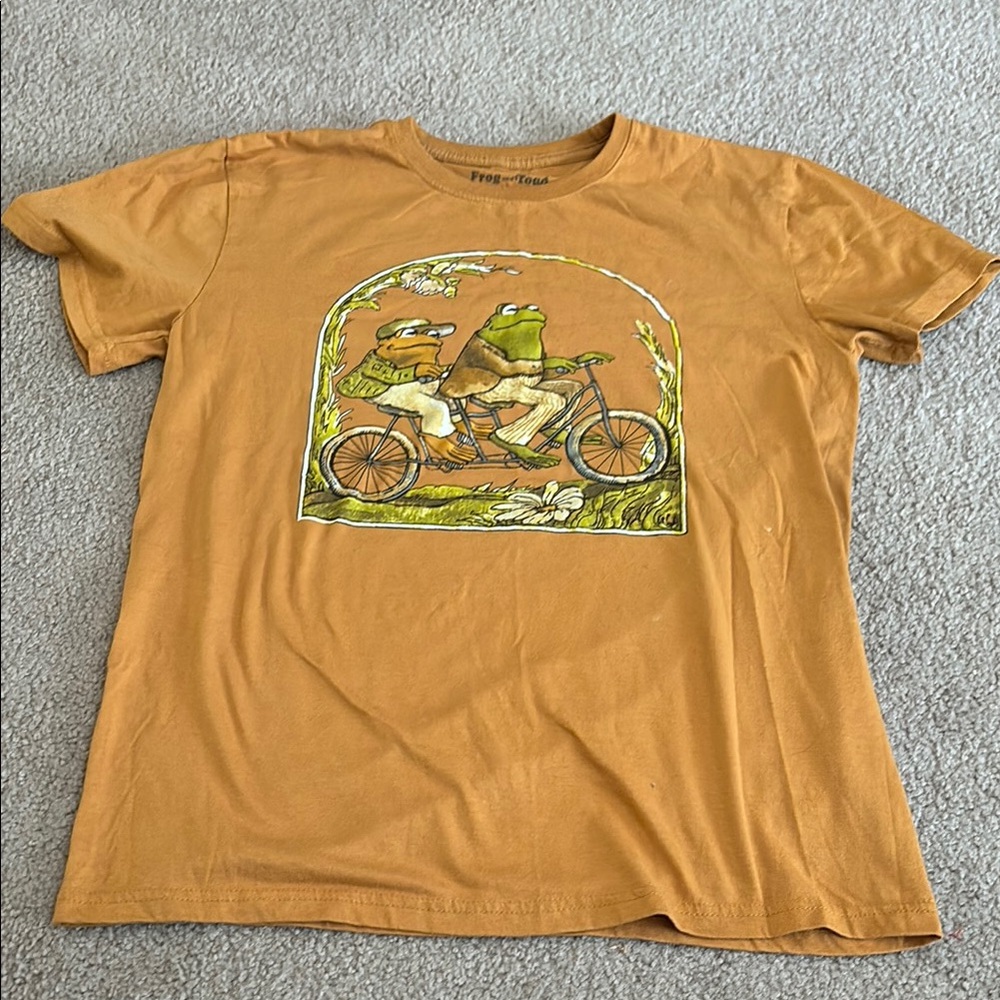 Frog and Toad Orange Graphic T-Shirt with Frog Design size medium.